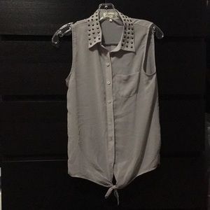 sleeveless collared shirt